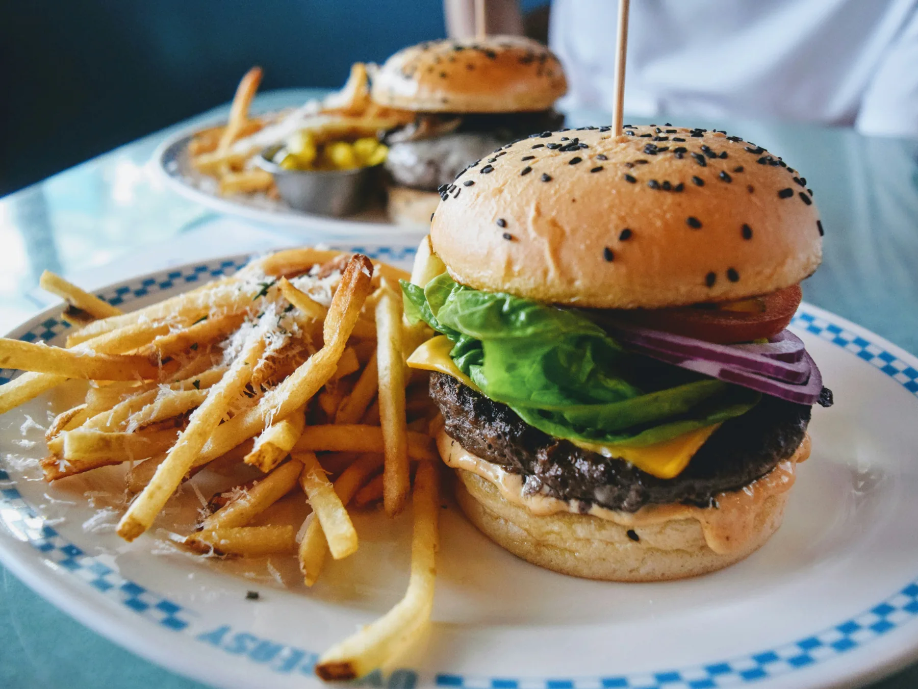 Burger met friet op een bord